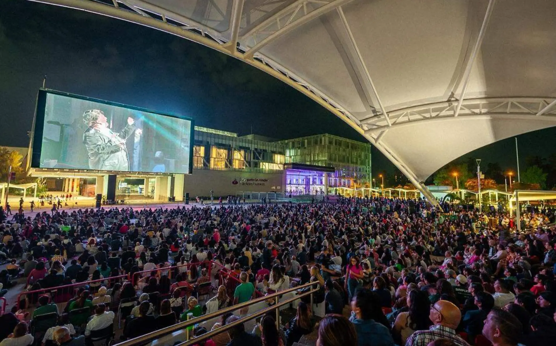 Fans recuerdan a Juan Gabriel en la Cineteca FICG